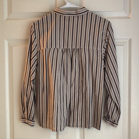 Lee button down blouse. Cute narrow cuffs. Feminine mini-pleats across back. - Picture 5 of 6